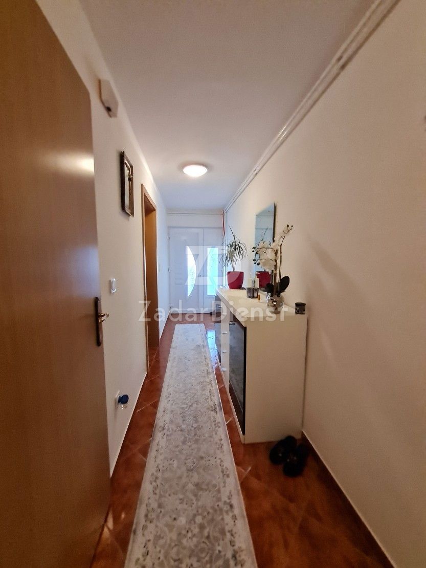 Bellissimo appartamento con ampio giardino a Gračac