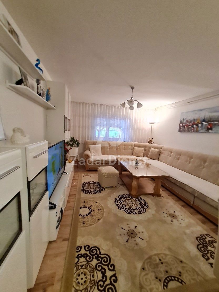 Bellissimo appartamento con ampio giardino a Gračac