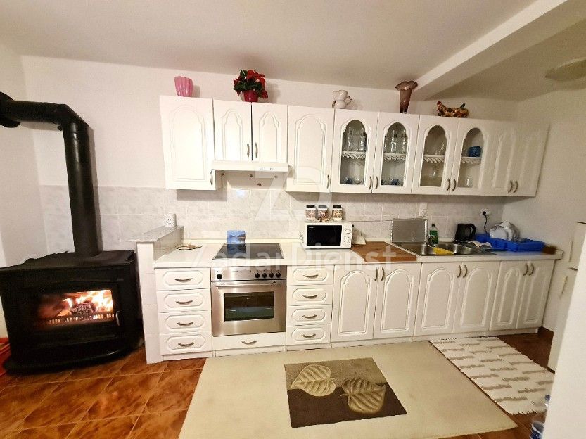 Bellissimo appartamento con ampio giardino a Gračac