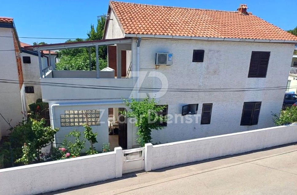 Casa con 3 unità abitative in ottima posizione sull'isola di Vir