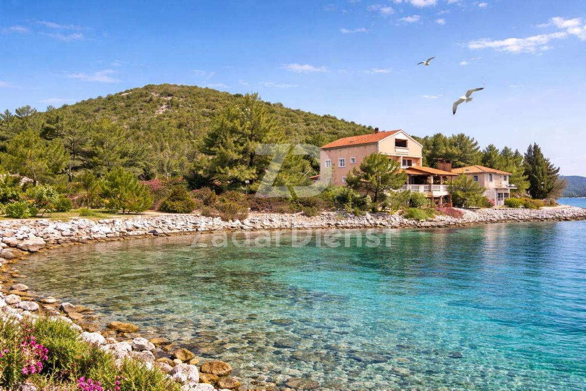 Terreno in posizione attraente, fronte mare - Isola Lunga
