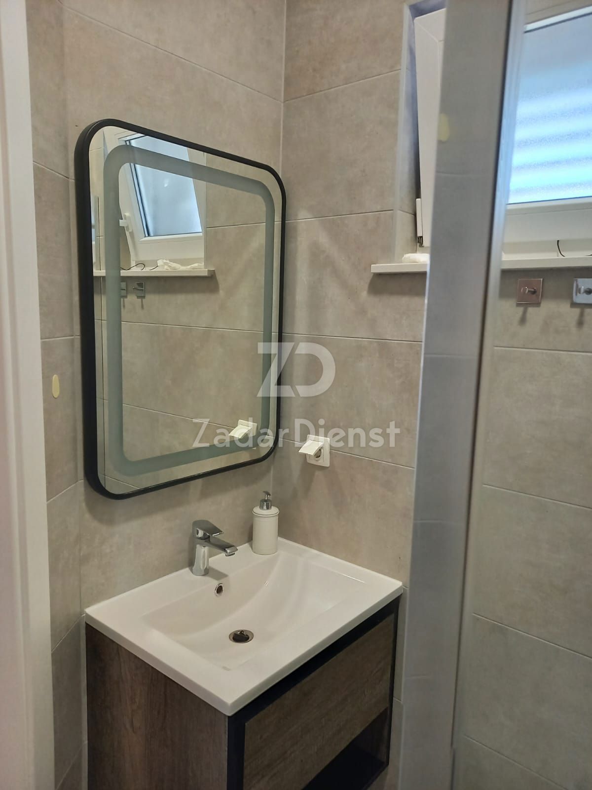 Casa con 3 appartamenti e vista sul mare sull'isola di Vir