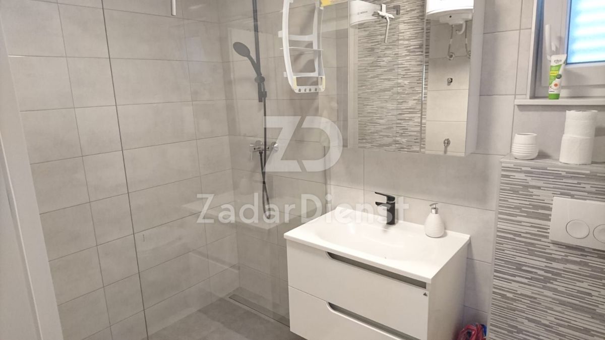 Casa con 3 appartamenti e vista sul mare sull'isola di Vir