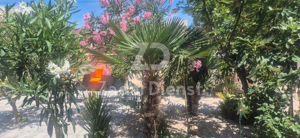 Casa con 3 appartamenti e vista sul mare sull'isola di Vir