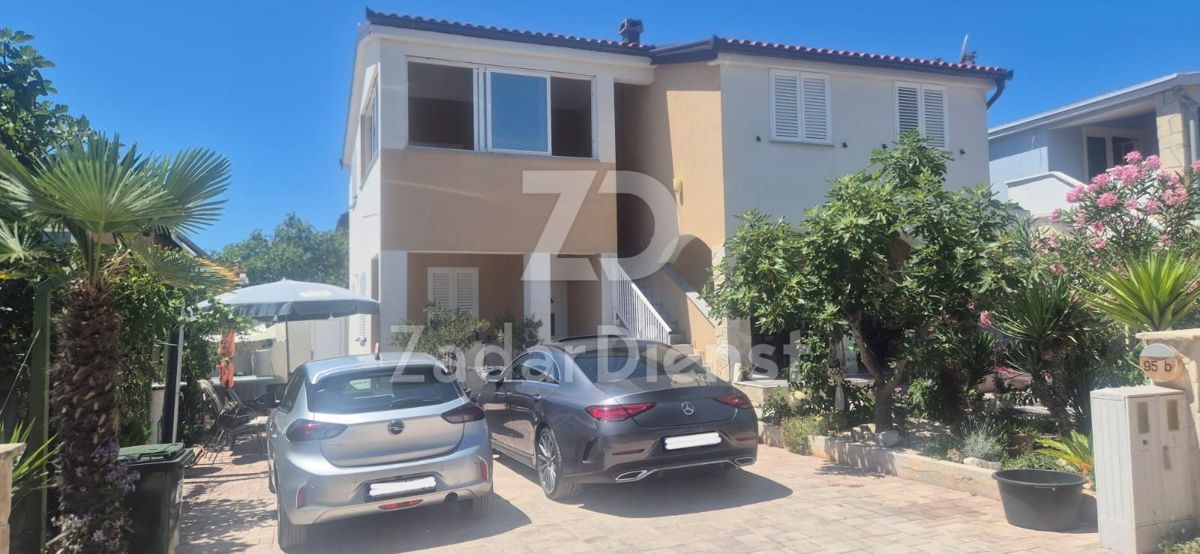 Casa con 3 appartamenti e vista sul mare sull'isola di Vir