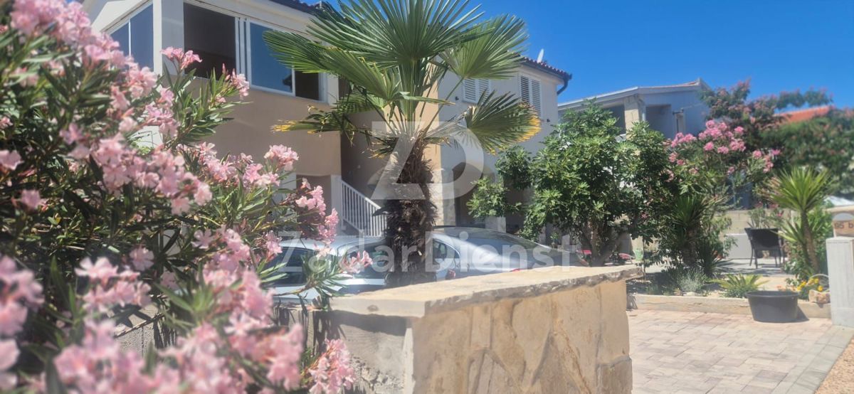 Casa con 3 appartamenti e vista sul mare sull'isola di Vir