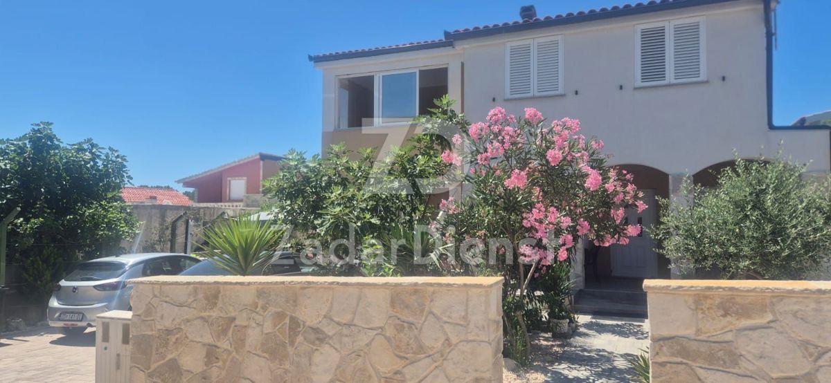 Casa con 3 appartamenti e vista sul mare sull'isola di Vir