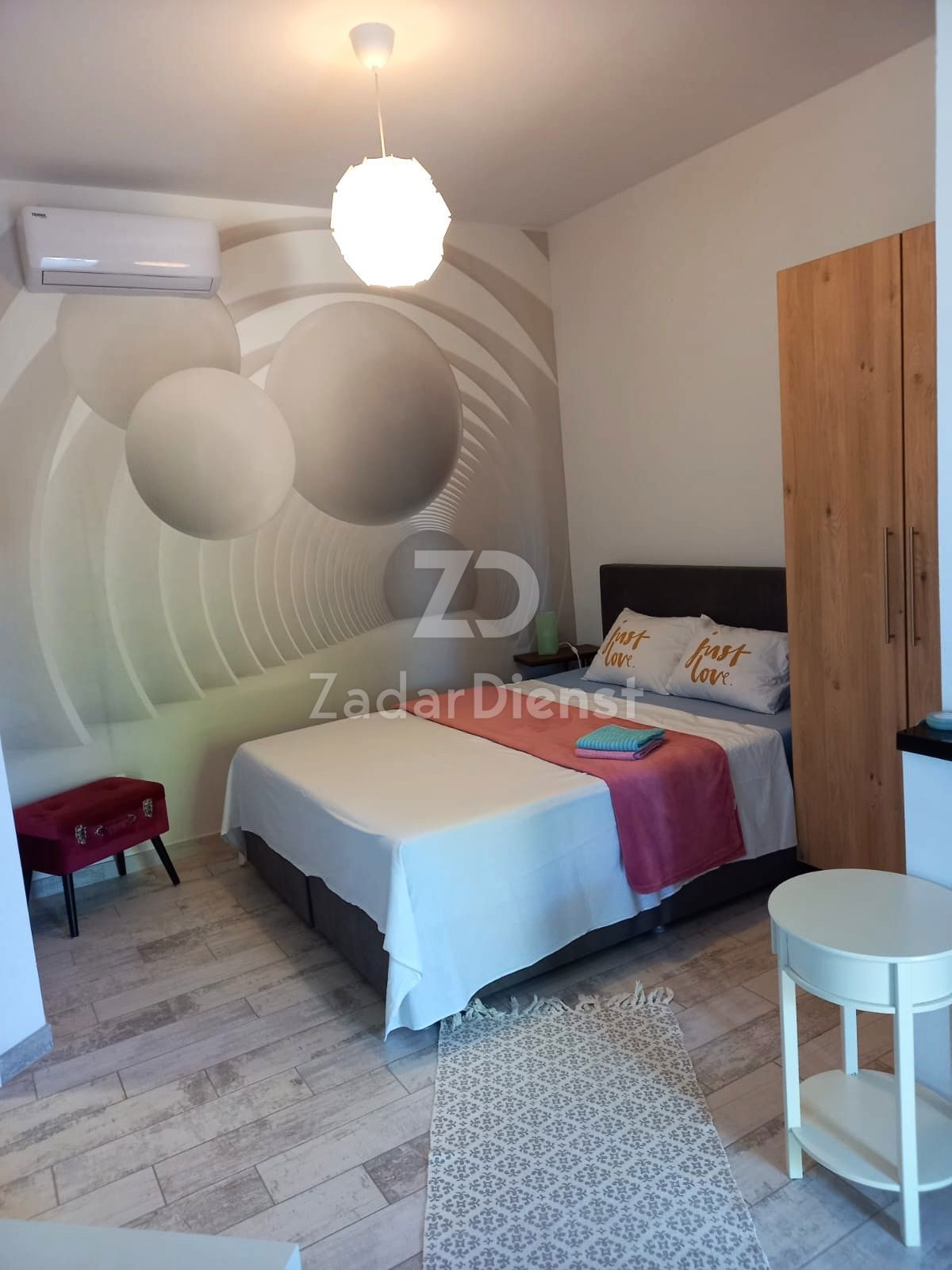 Casa con 3 appartamenti e vista sul mare sull'isola di Vir