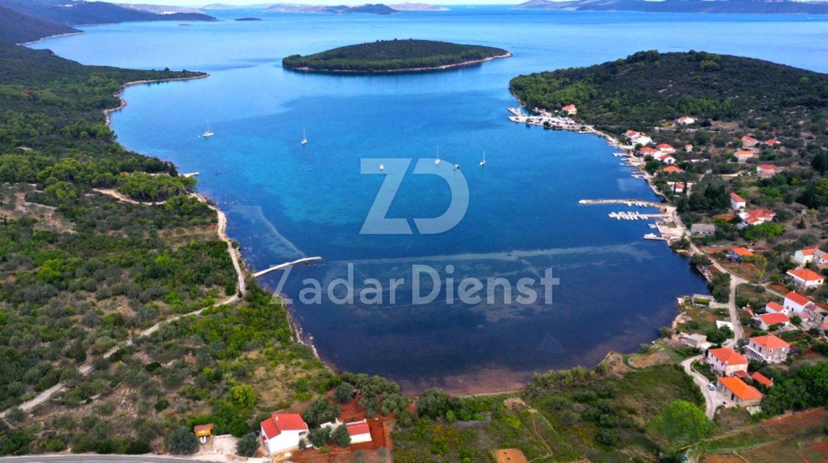 Terreno di 2510 m2, in prima fila sul mare a Brbinj (Dugi otok)