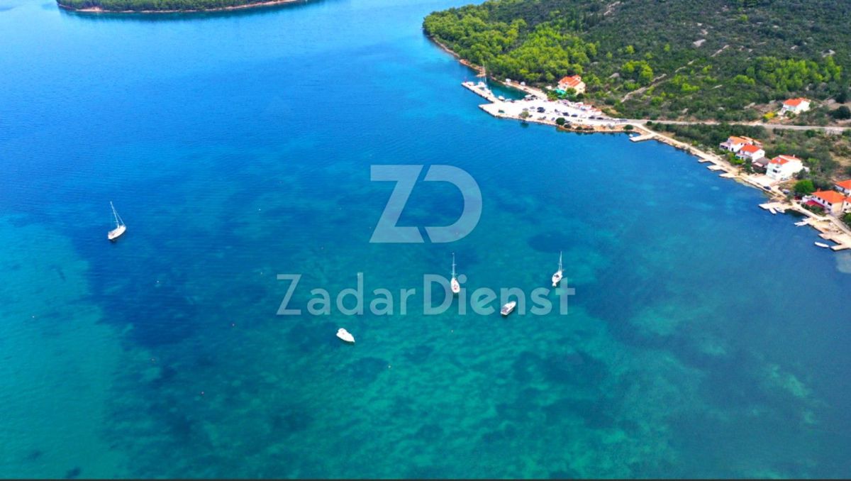 Terreno di 2510 m2, in prima fila sul mare a Brbinj (Dugi otok)