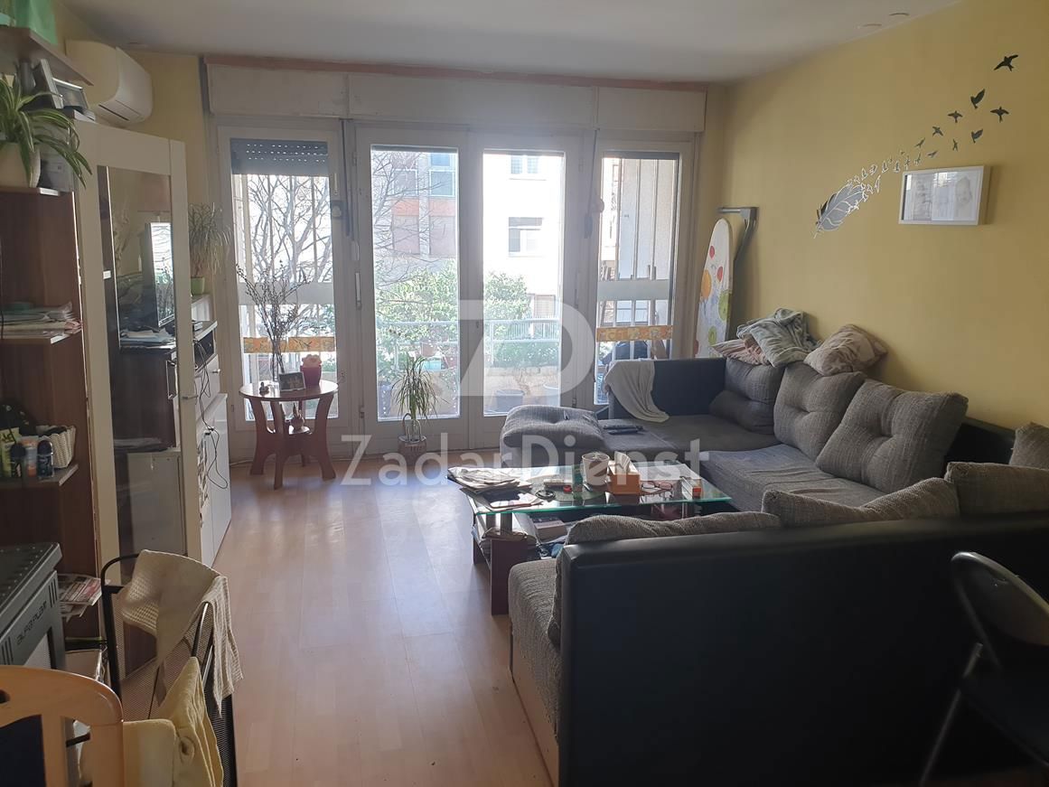 Appartamento di due camere di 97 m² al piano terra - Zara