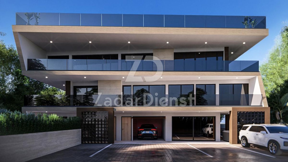 Lussuoso attico con piscina e vista mare