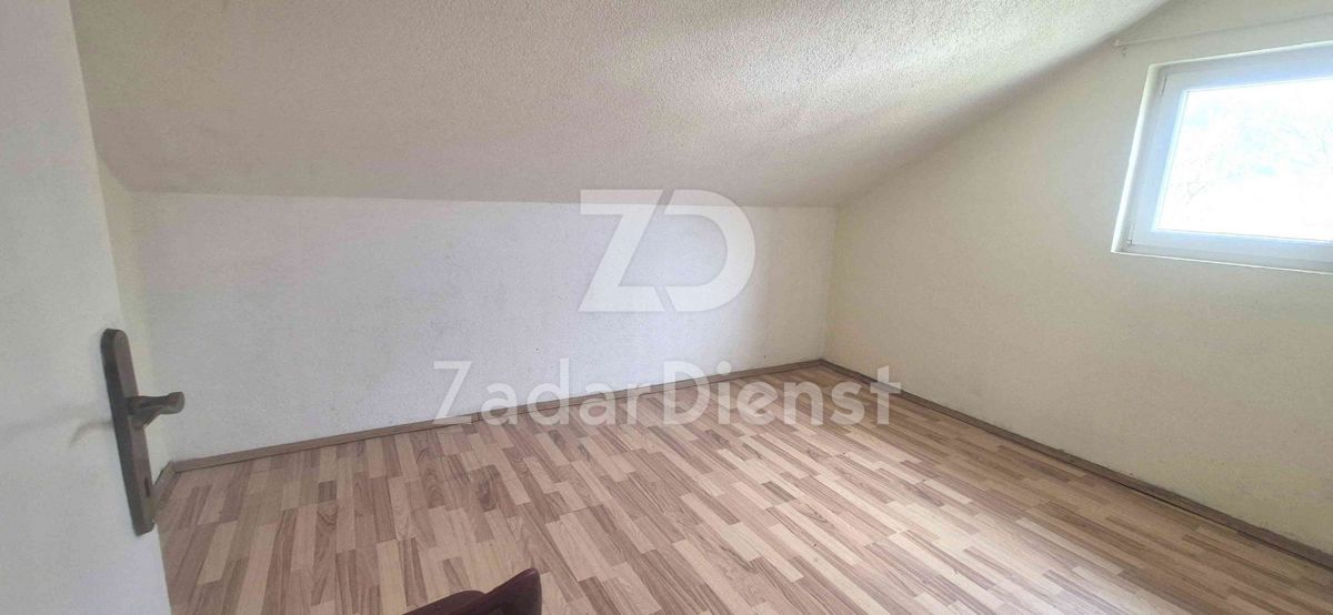 Casa con 3 unità abitative e terreno di 3428 m2 - Donji Lapac