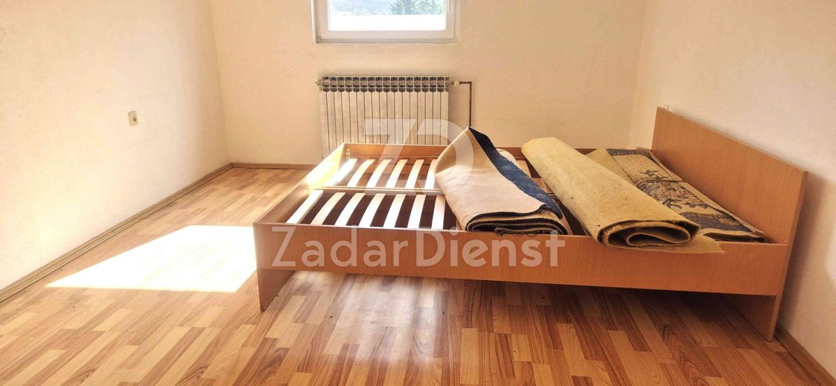 Casa con 3 unità abitative e terreno di 3428 m2 - Donji Lapac