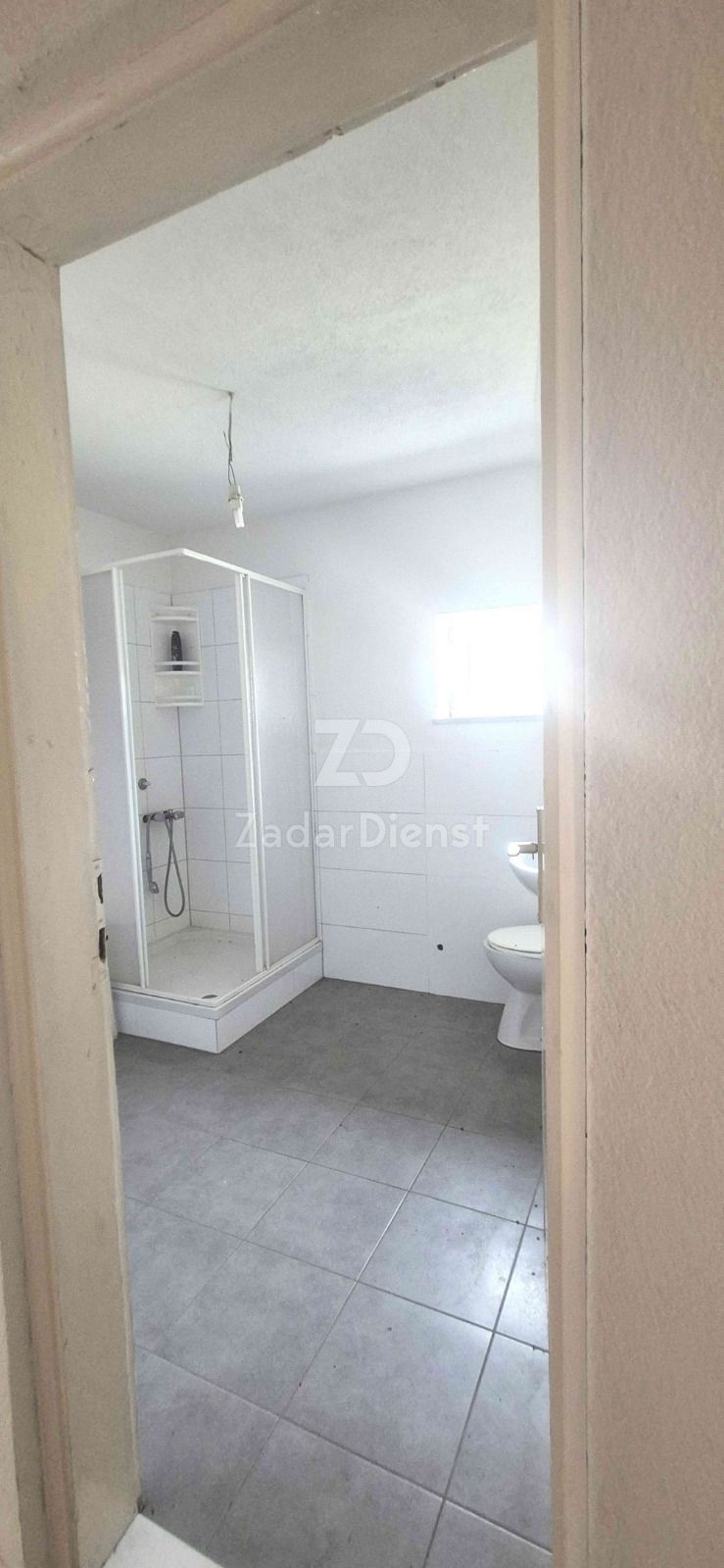 Casa con 3 unità abitative e terreno di 3428 m2 - Donji Lapac