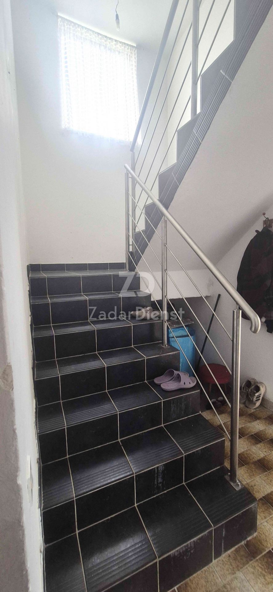 Casa con 3 unità abitative e terreno di 3428 m2 - Donji Lapac