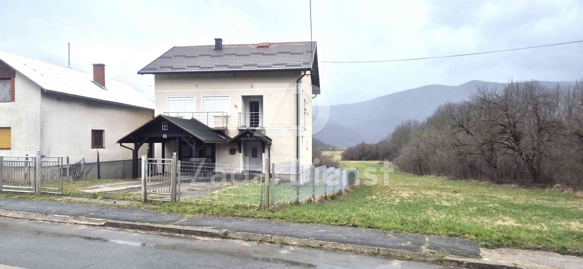 Casa con 3 unità abitative e terreno di 3428 m2 - Donji Lapac