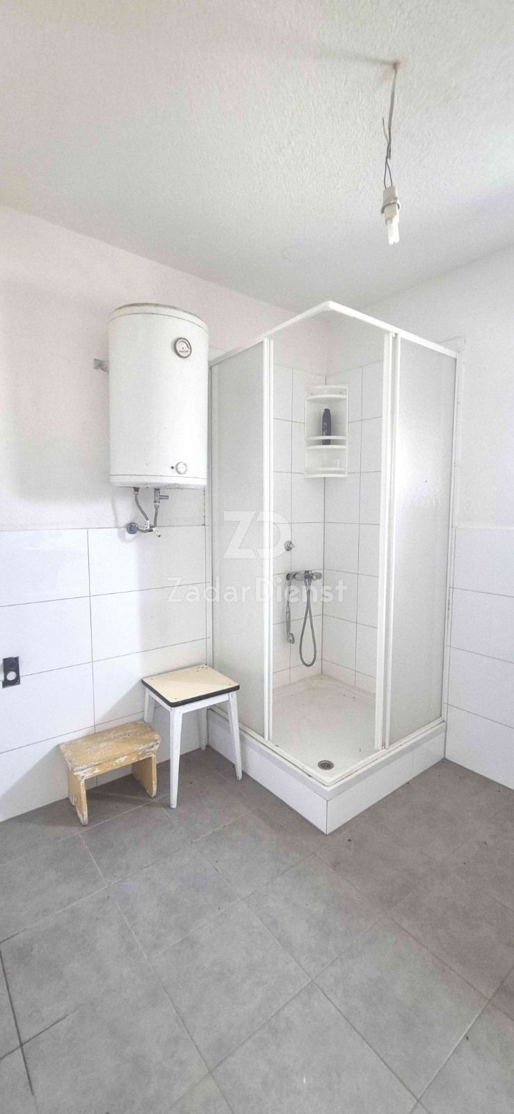 Casa con 3 unità abitative e terreno di 3428 m2 - Donji Lapac