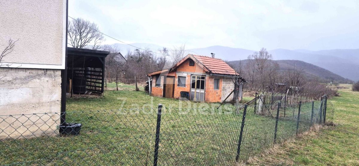 Casa con 3 unità abitative e terreno di 3428 m2 - Donji Lapac