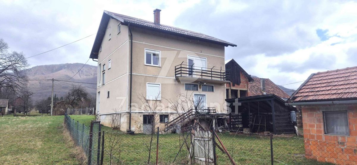 Casa con 3 unità abitative e terreno di 3428 m2 - Donji Lapac