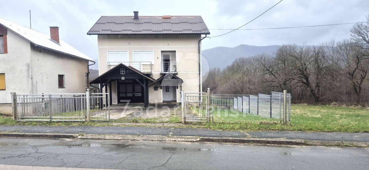 Casa con 3 unità abitative e terreno di 3428 m2 - Donji Lapac