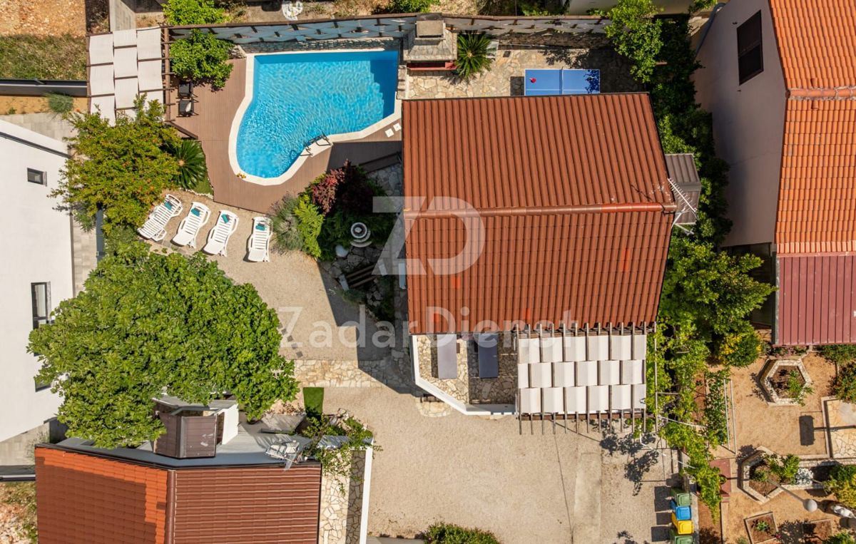 Casa con piscina e appartamento aggiuntivo sull'isola di Vir