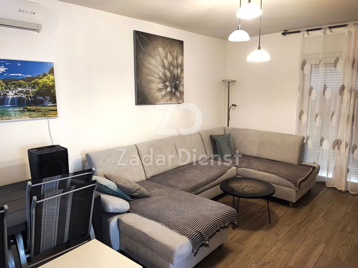 Appartamento bilocale al 1° piano di un edificio residenziale a Biograd