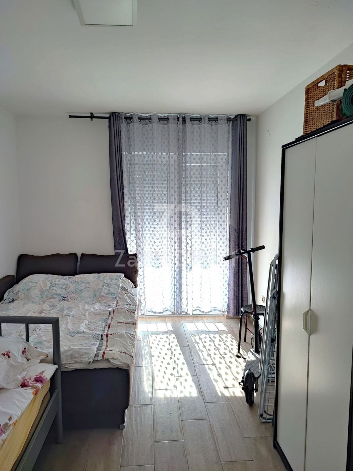 Appartamento bilocale al 1° piano di un edificio residenziale a Biograd