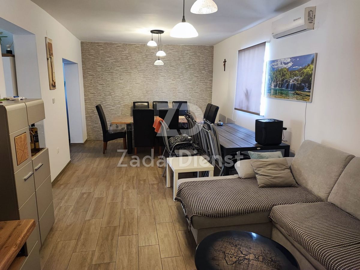 Appartamento bilocale al 1° piano di un edificio residenziale a Biograd