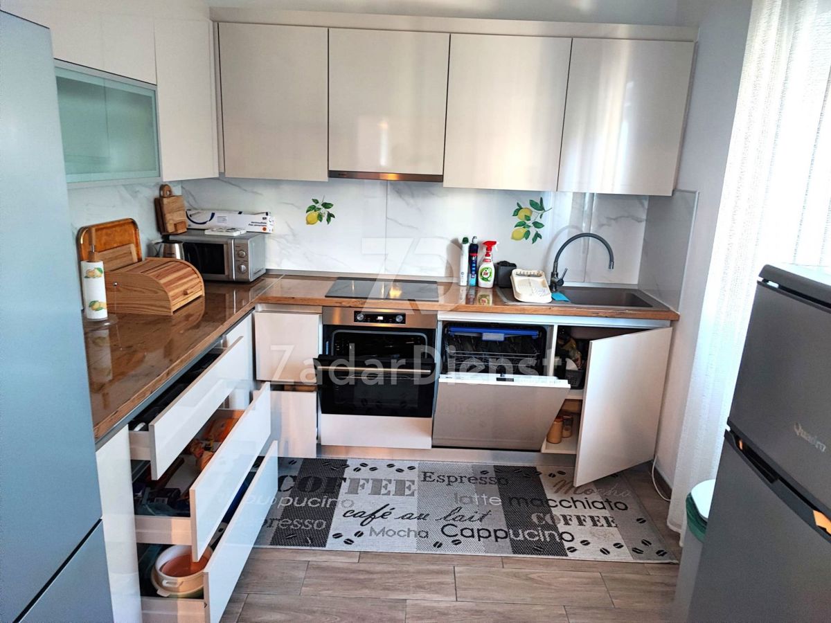 Appartamento bilocale al 1° piano di un edificio residenziale a Biograd