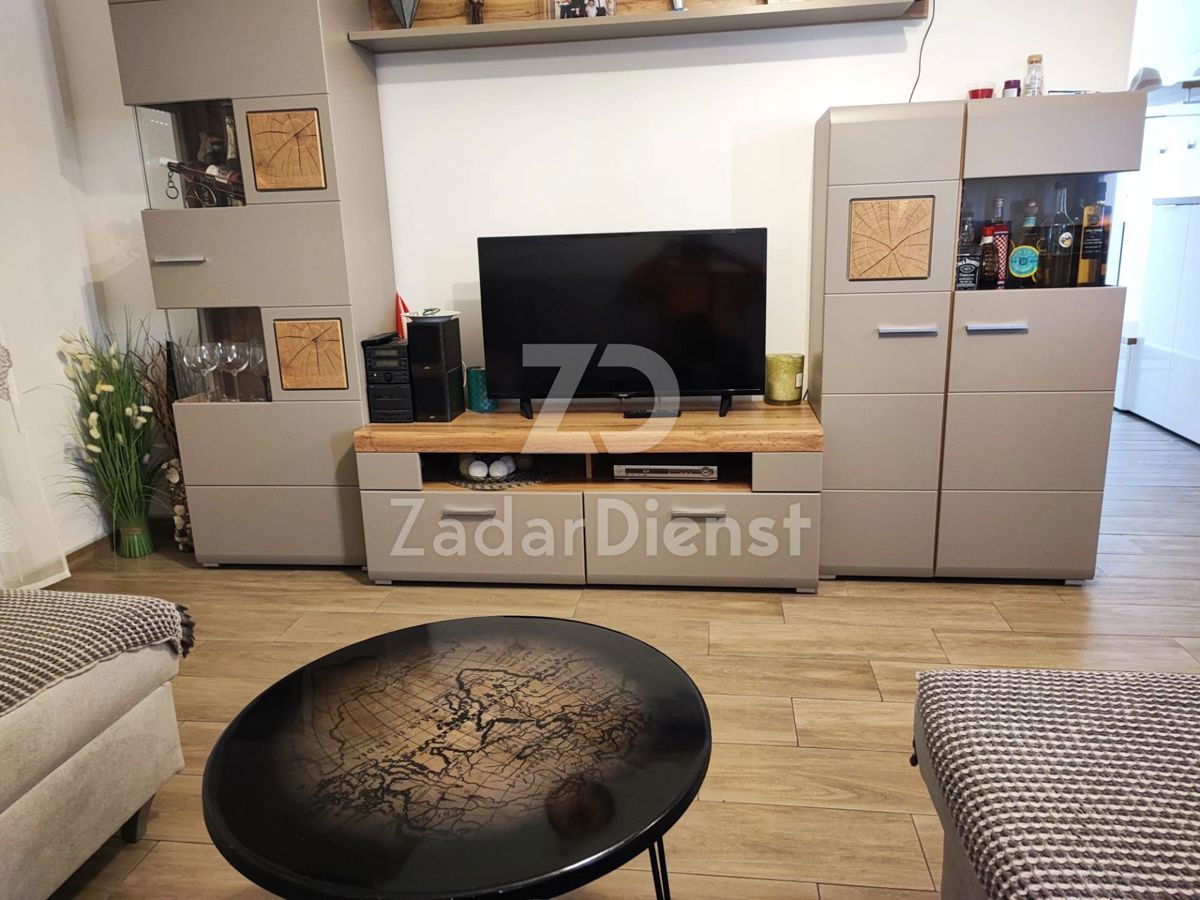 Appartamento bilocale al 1° piano di un edificio residenziale a Biograd