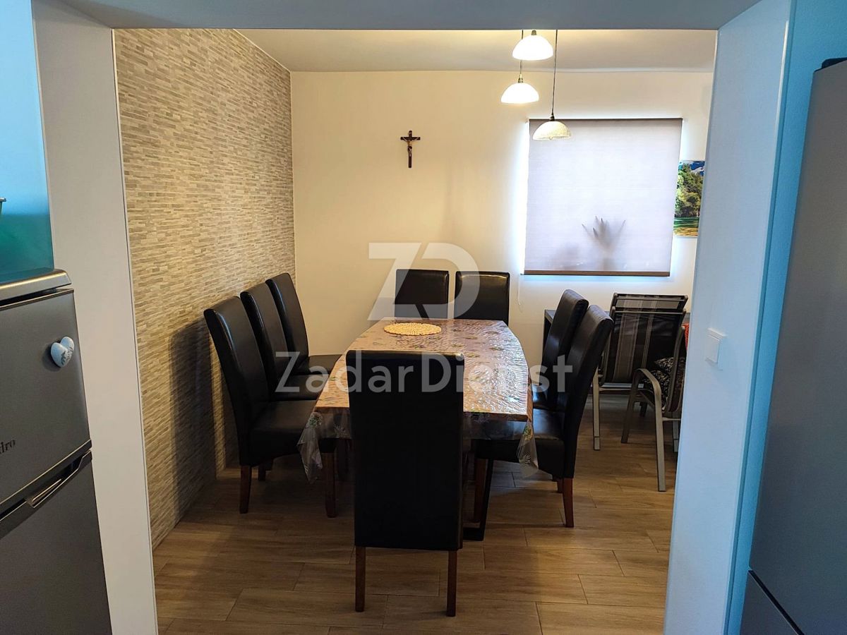 Appartamento bilocale al 1° piano di un edificio residenziale a Biograd