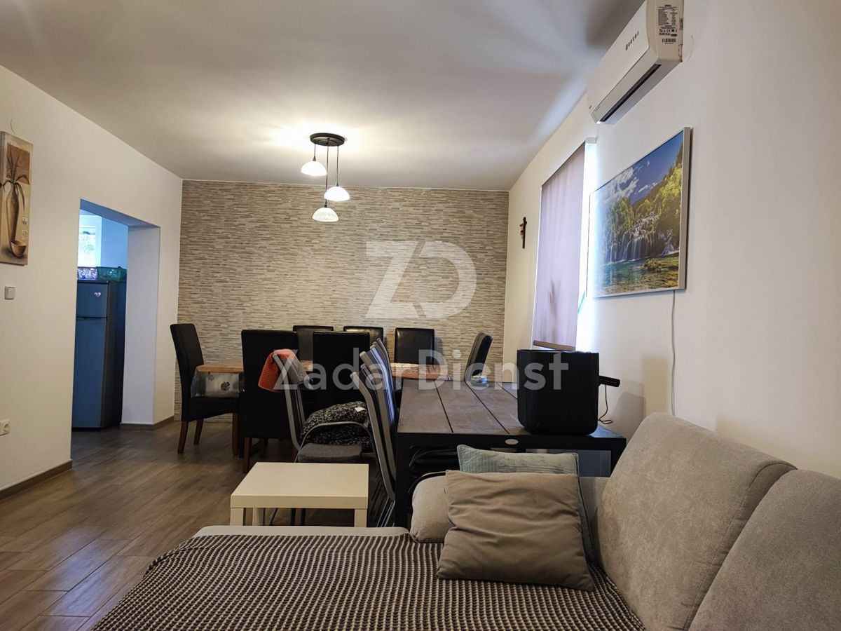 Appartamento bilocale al 1° piano di un edificio residenziale a Biograd