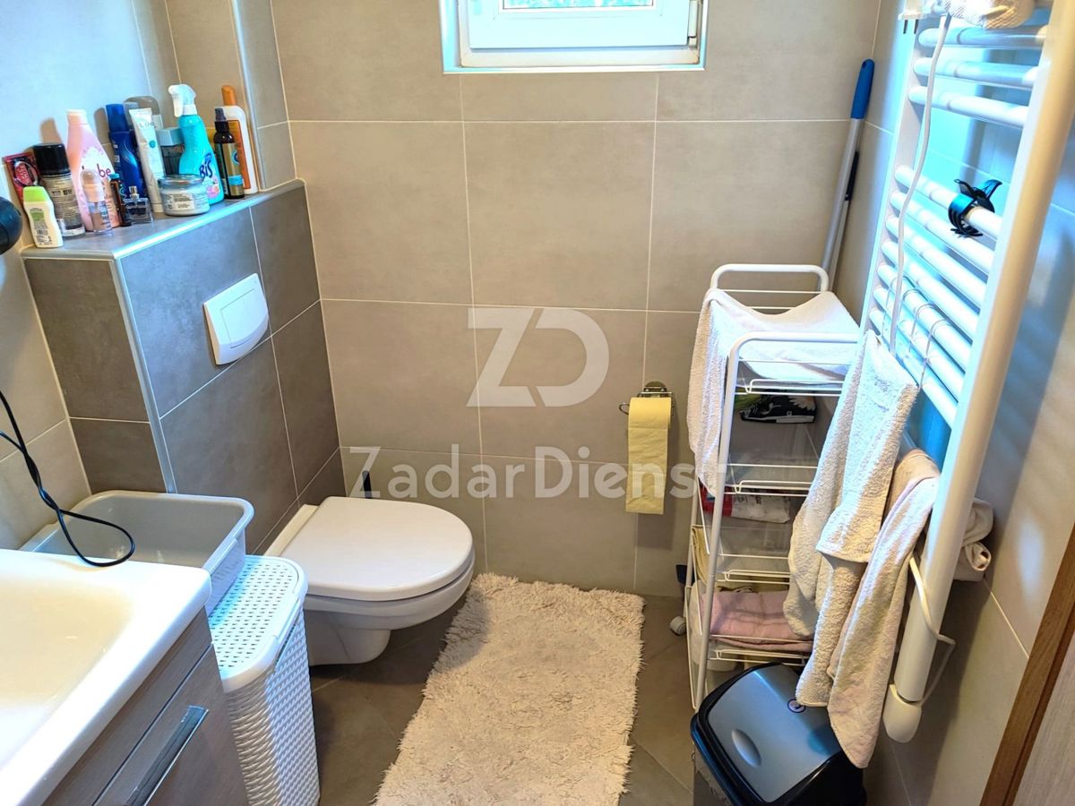 Appartamento bilocale al 1° piano di un edificio residenziale a Biograd