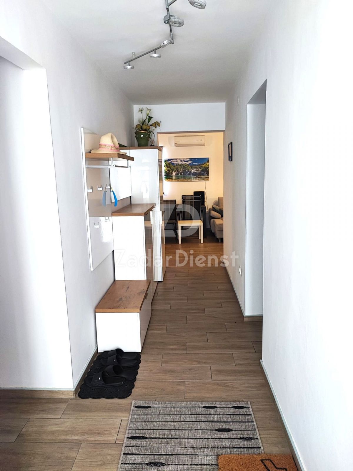 Appartamento bilocale al 1° piano di un edificio residenziale a Biograd