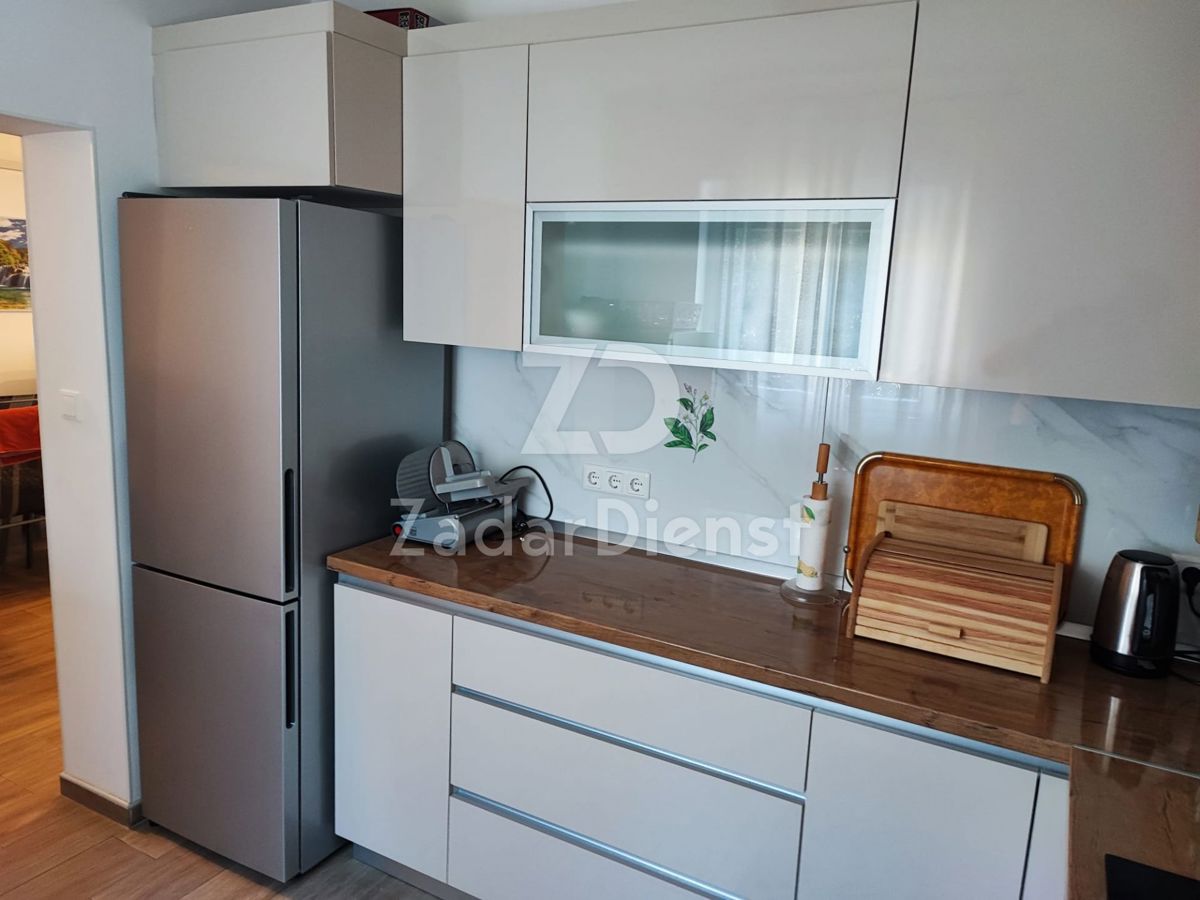 Appartamento bilocale al 1° piano di un edificio residenziale a Biograd