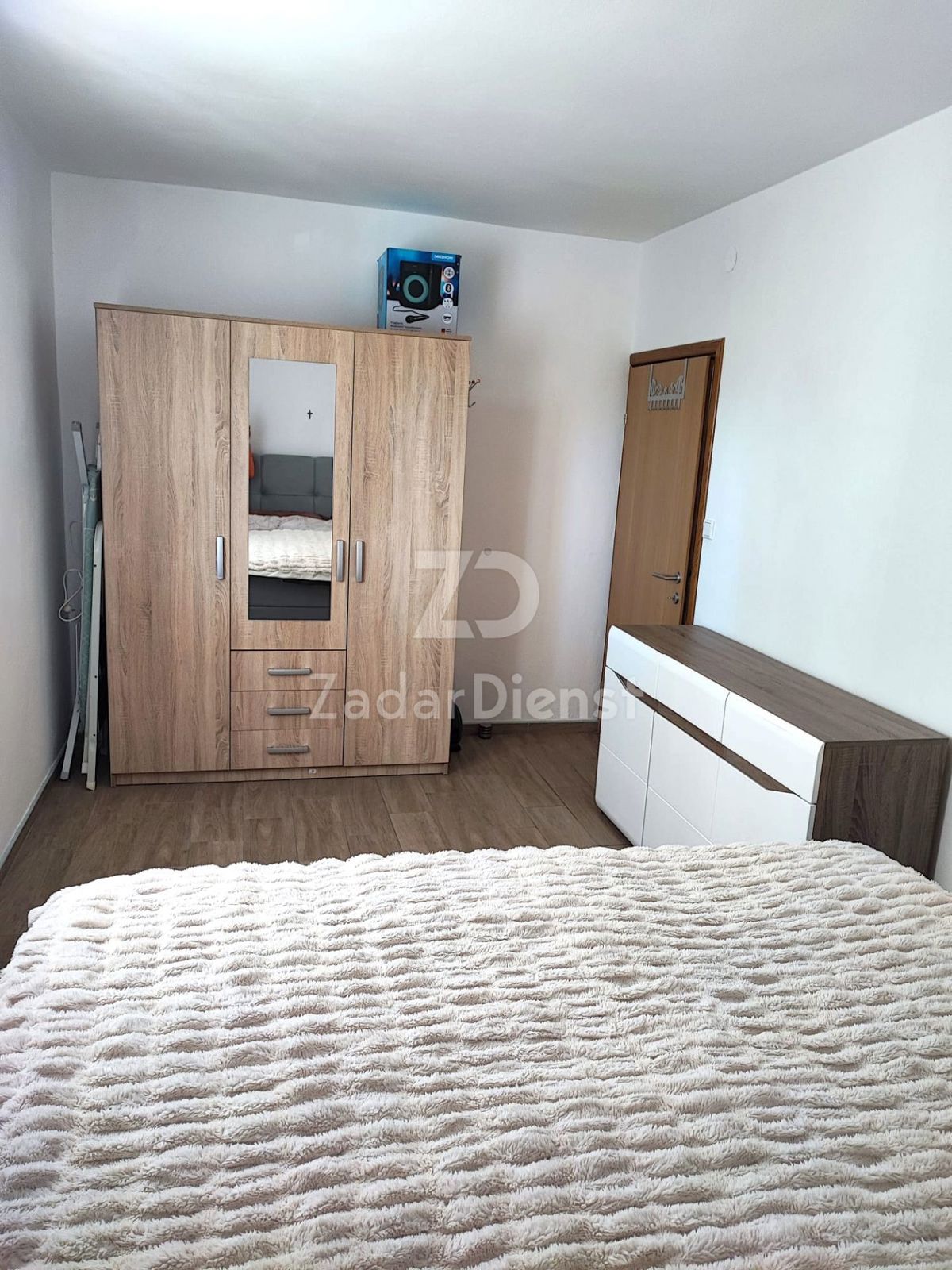 Appartamento bilocale al 1° piano di un edificio residenziale a Biograd