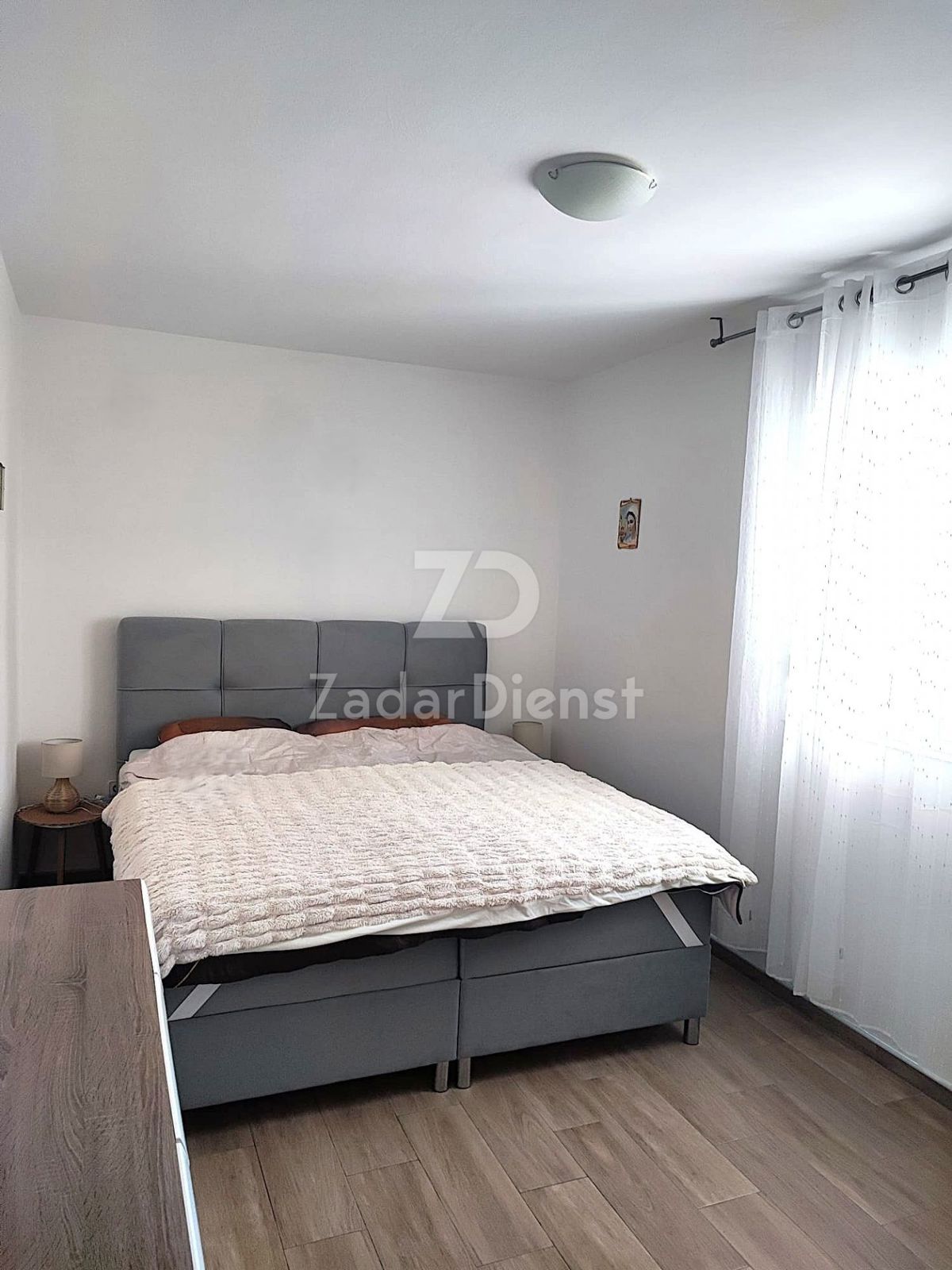 Appartamento bilocale al 1° piano di un edificio residenziale a Biograd