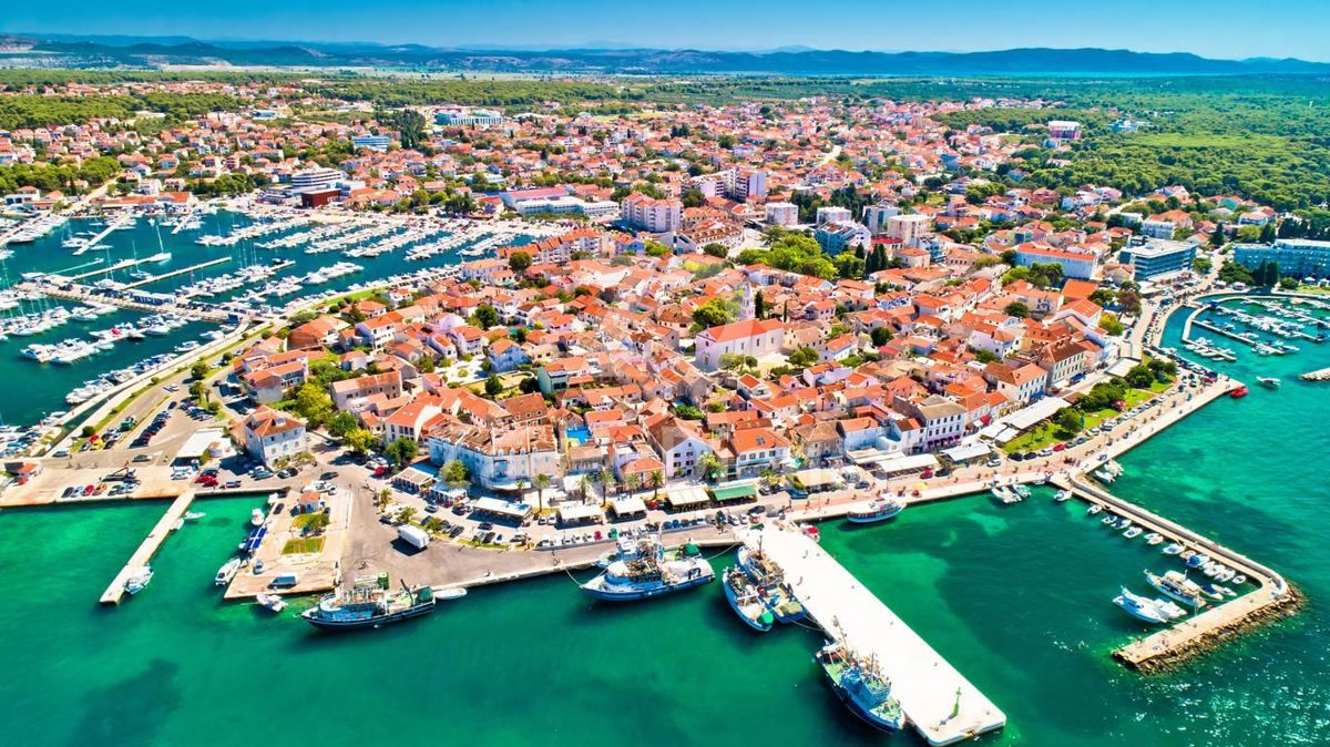 Appartamento bilocale al 1° piano di un edificio residenziale a Biograd