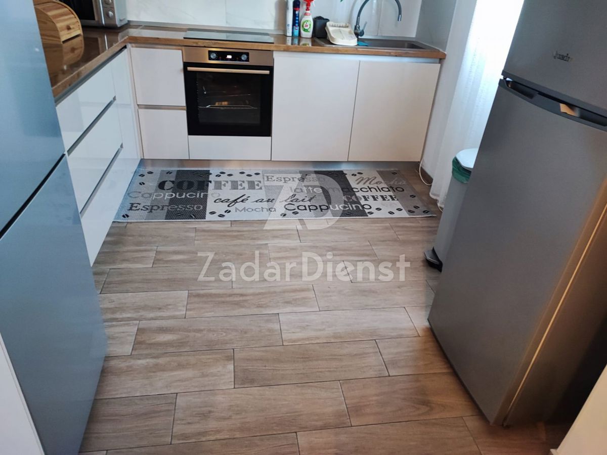 Appartamento bilocale al 1° piano di un edificio residenziale a Biograd