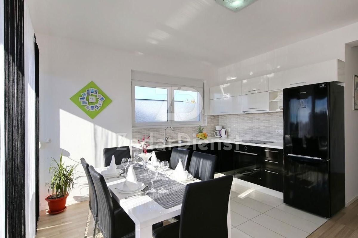 Bella e attrezzata casa con piscina a Zaton