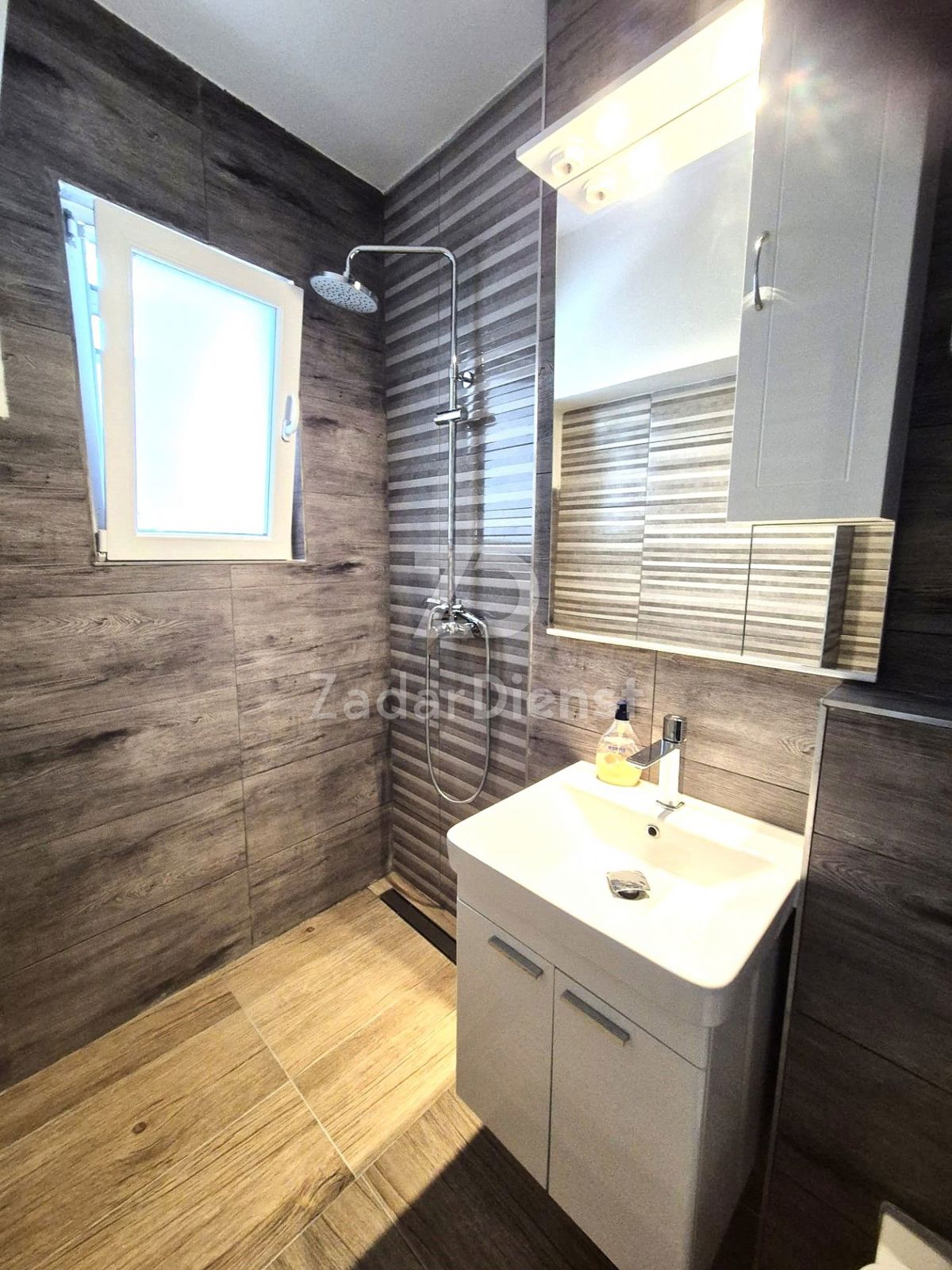 Casa con 3 unità abitative, a 150 m dal mare - Murter