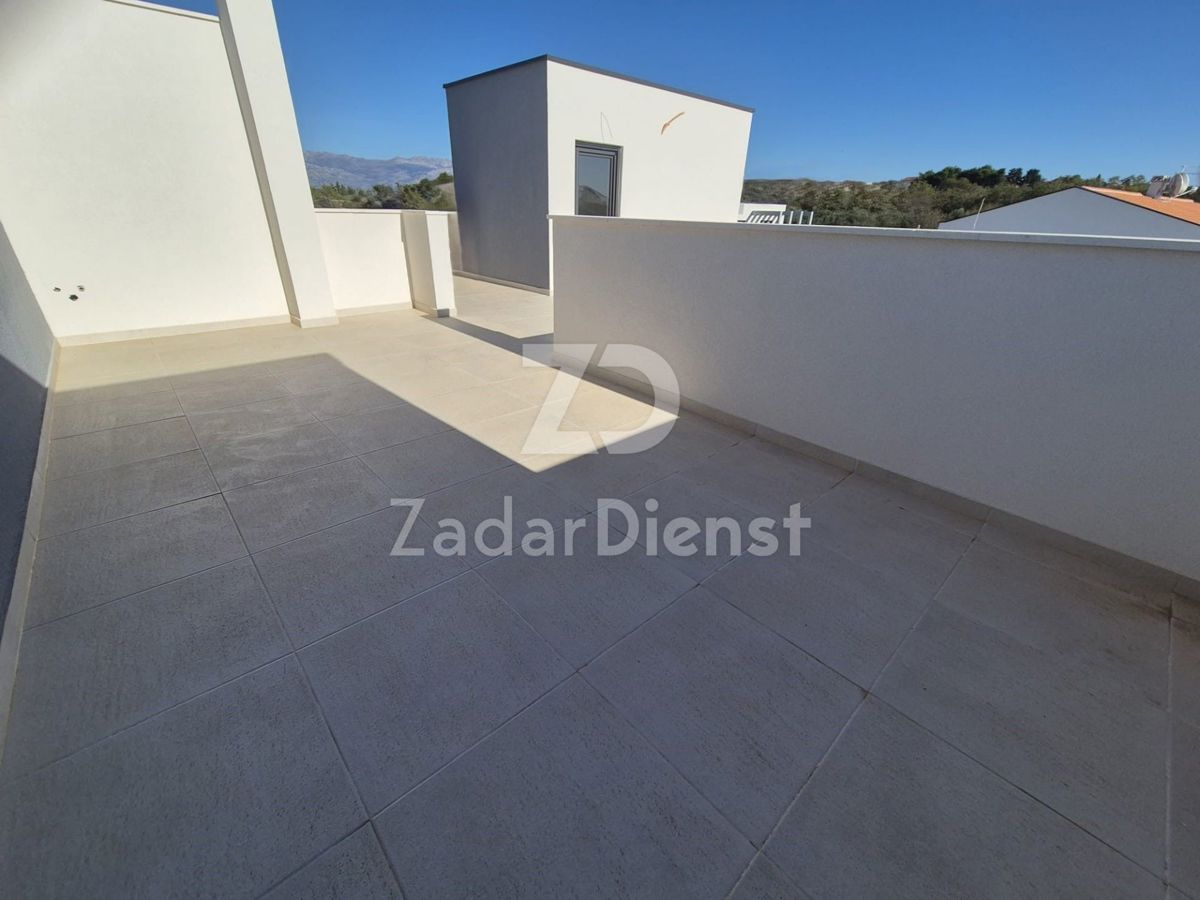 Casa moderna di 204 m2 con piscina a Vrsi