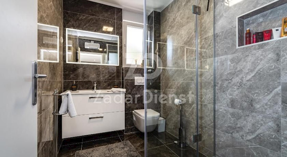 Elegante villa moderna con piscina a Karin