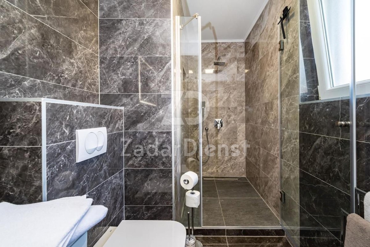 Elegante villa moderna con piscina a Karin