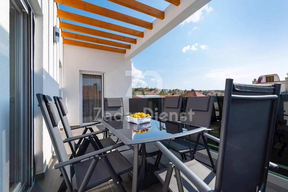 Elegante villa moderna con piscina a Karin