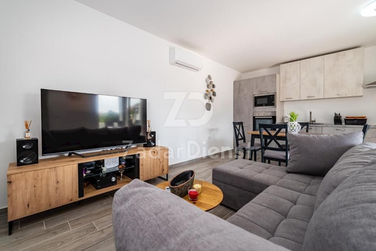 Elegante villa moderna con piscina a Karin