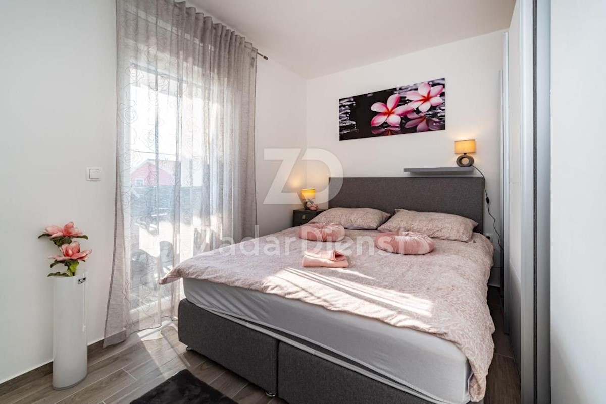 Elegante villa moderna con piscina a Karin