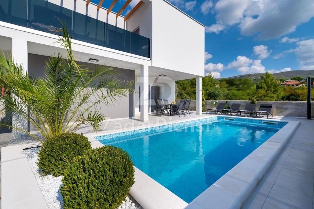 Elegante villa moderna con piscina a Karin