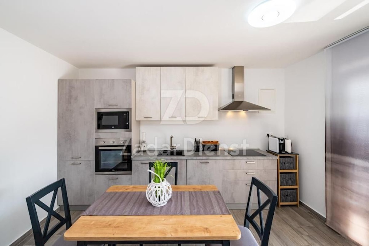 Elegante villa moderna con piscina a Karin